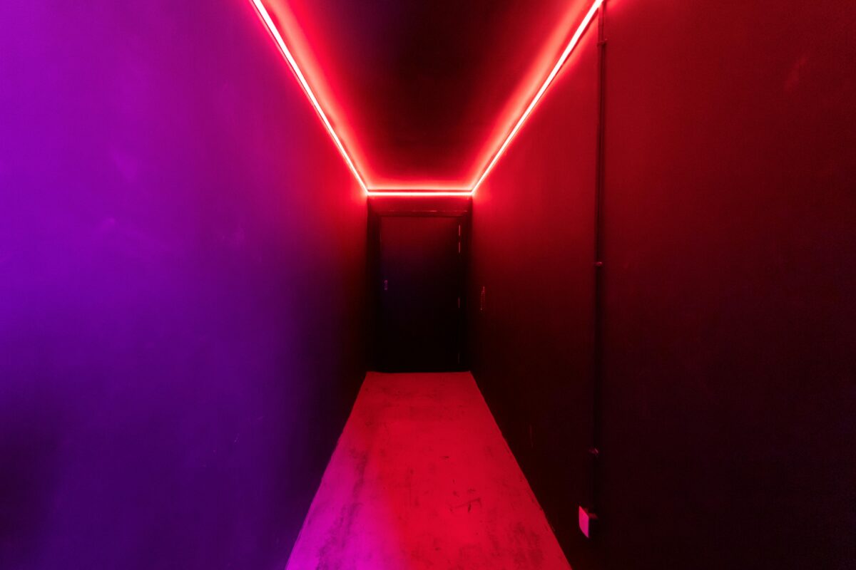 Der Kuss hinter der Tür ein Liebesgedicht auf Männerrosa.de